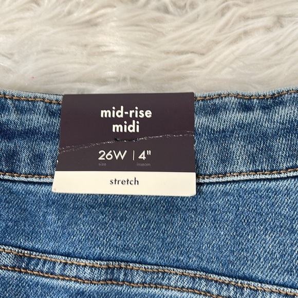 Ava & Viv Blue Mid Rise Cuffed Midi Denim Shorts Plus Size 26W Button Front NEW - Picture 4 of 10